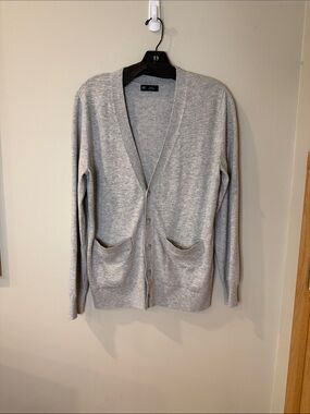GAP Light Gray V-Neck XS MENS MEDIUM WOMENS  Button Cardigan
